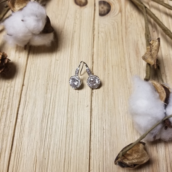 Beautiful SILVER plated CZ Dangle earrings - Picture 5 of 14